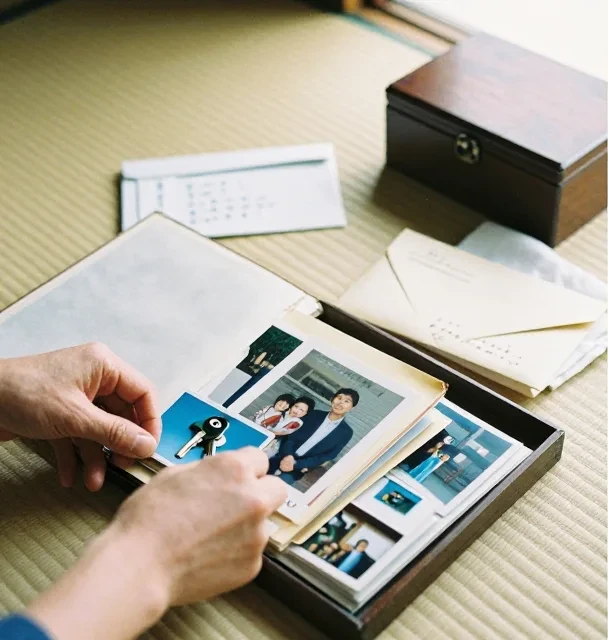 写真や手紙など、大切な品を丁寧に仕分ける様子