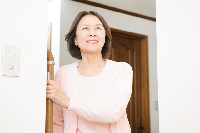 歩く女性
