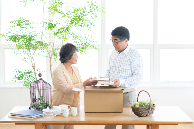 生前整理をする夫婦