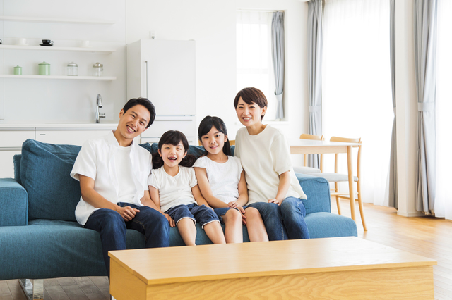 マンションに住む家族