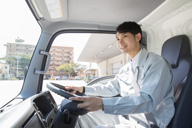 トラックを運転する作業員