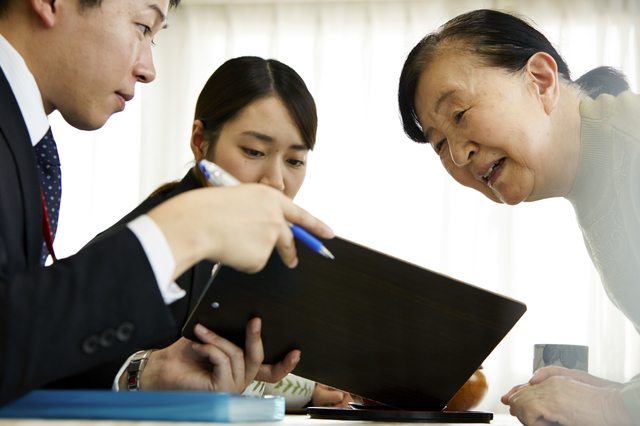 高齢女性と業者