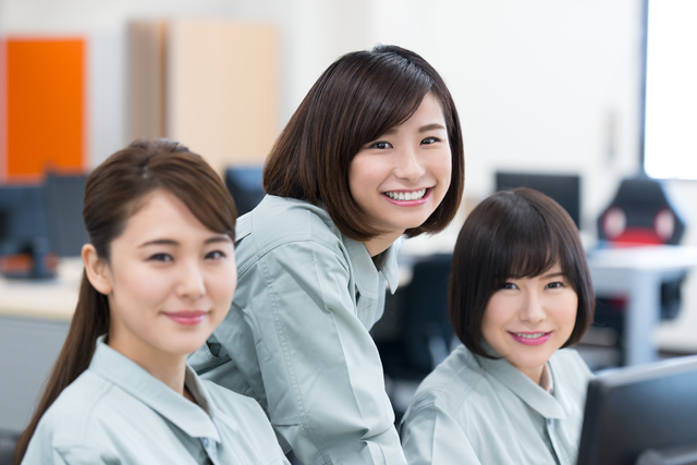 女性作業員