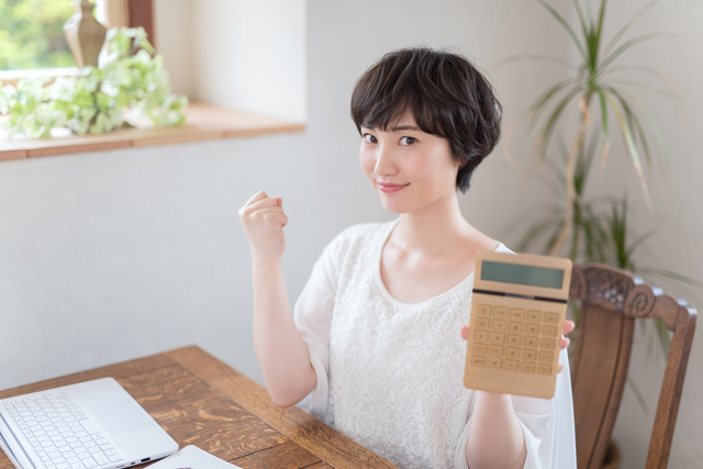 電卓を持つ女性