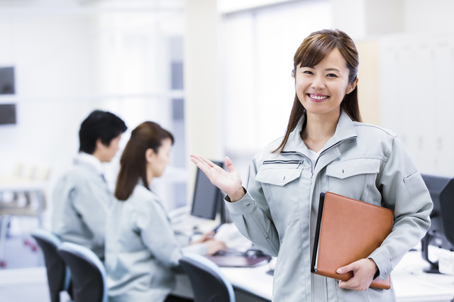 電話する女性スタッフ