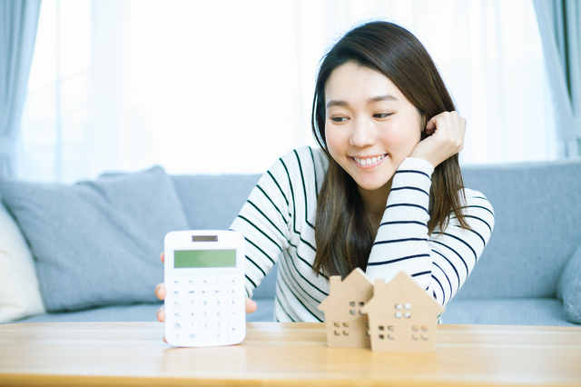 電卓を見る女性