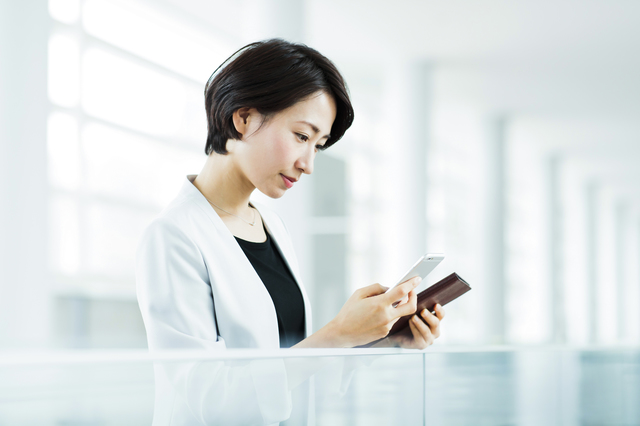 連絡する女性