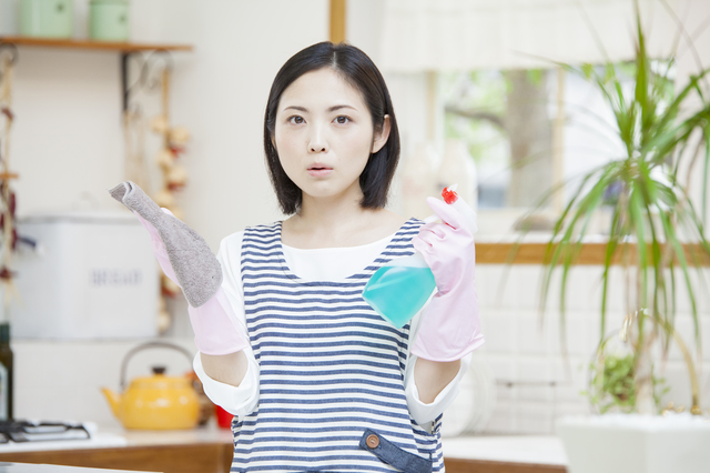 掃除をする女性