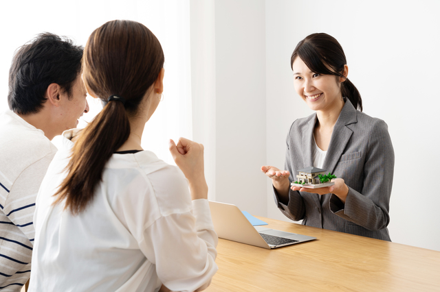 不動産会社の女性のイメージ