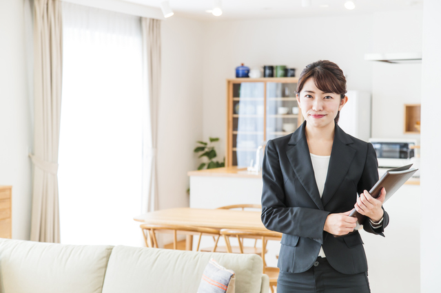 不動産業者の女性のイメージ
