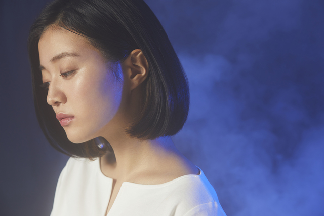 悲しむ女性