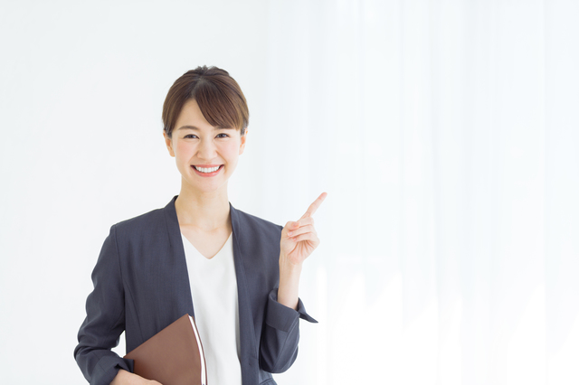 スーツの女性