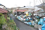 外までゴミが溢れている一軒家のゴミ屋敷
