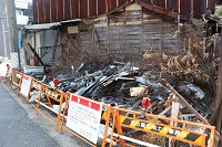 警告が貼られたゴミ屋敷を道路から撮影した写真