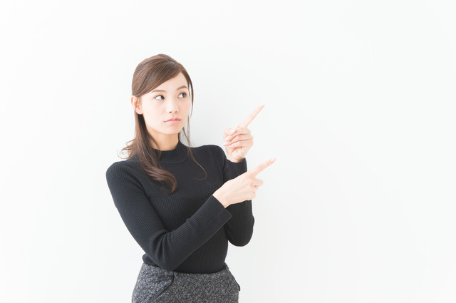 比較する女性