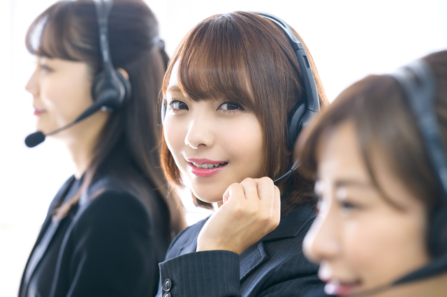 黒スーツのオペレーターの女性