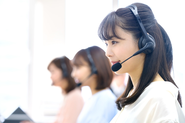 横に並ぶオペレーターの女性