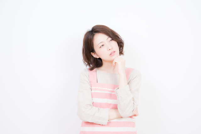 考える主婦の女性