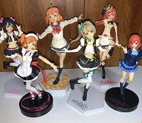 ラブライブのフィギュアが多数並んでいる写真