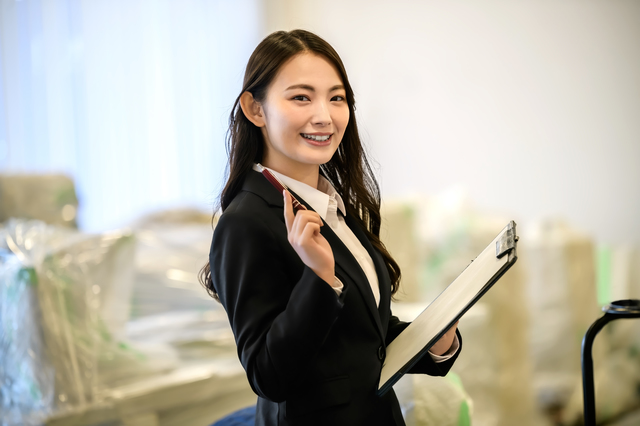 査定する女性