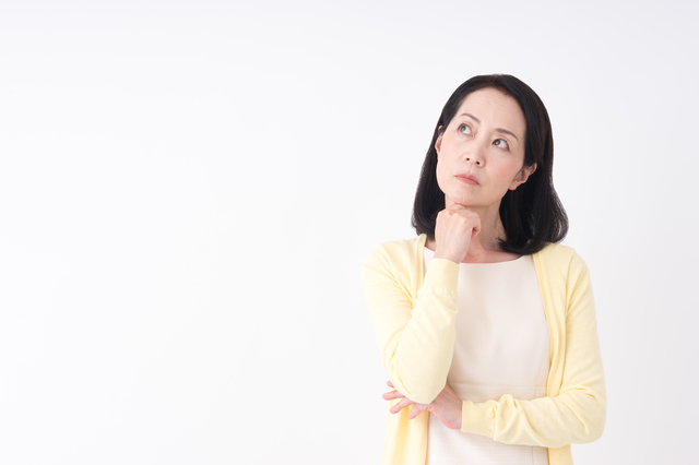 考えるシニア女性