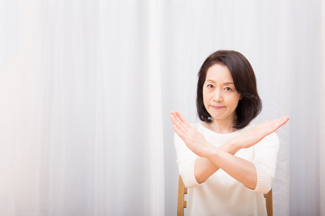 バツマークを出す女性