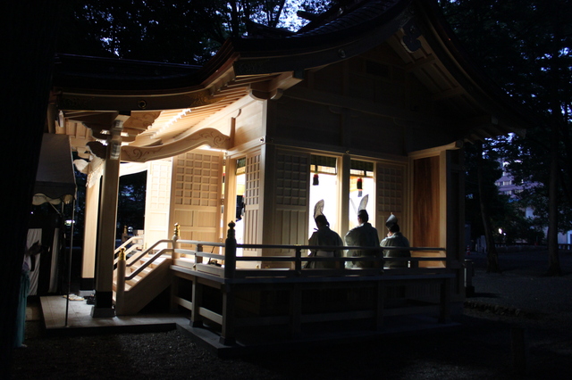 供養する神官たち