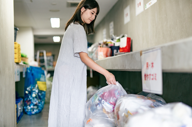 ゴミを出す女性
