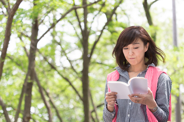 読書する女性