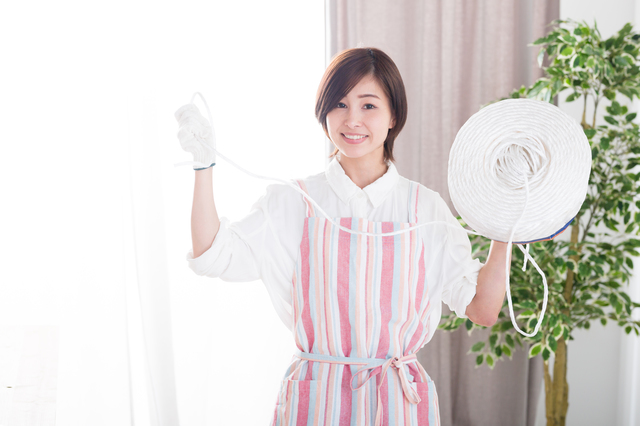 遺品整理をする女性