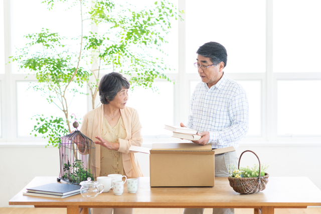 生前整理をする夫婦