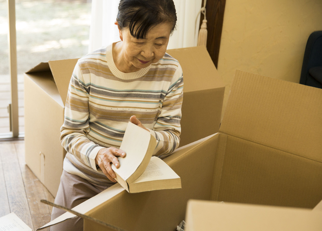 片付けをする女性