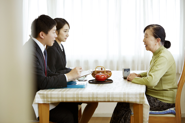生前整理の相談をする女性