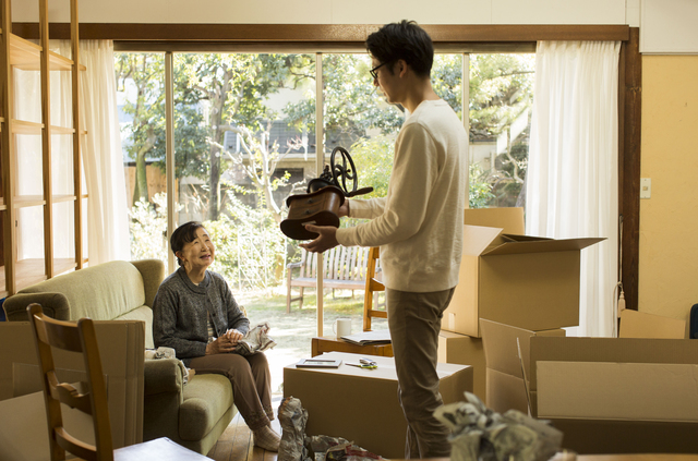遺品整理をする親子