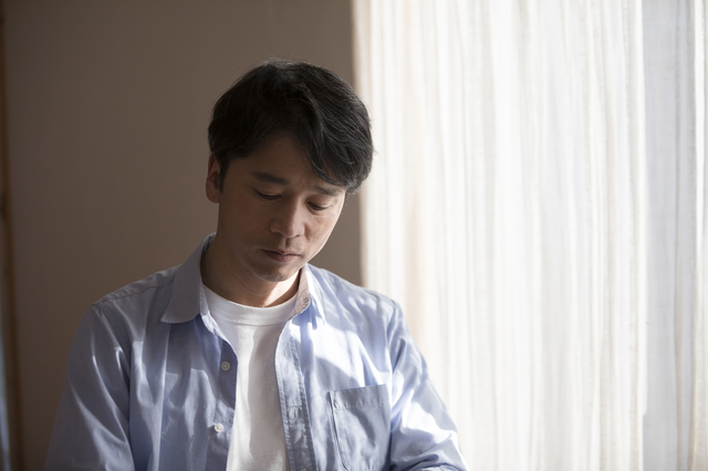 落ち込む男性