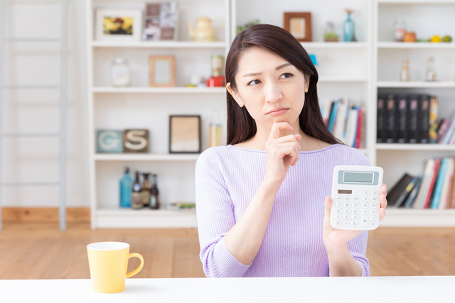 悩む女性