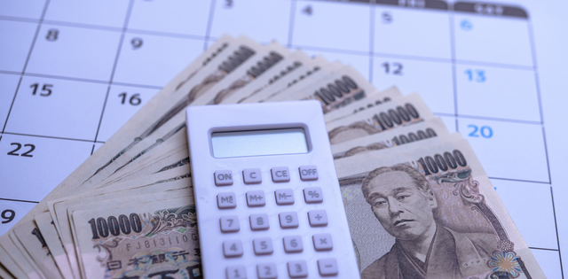 1万円札と電卓