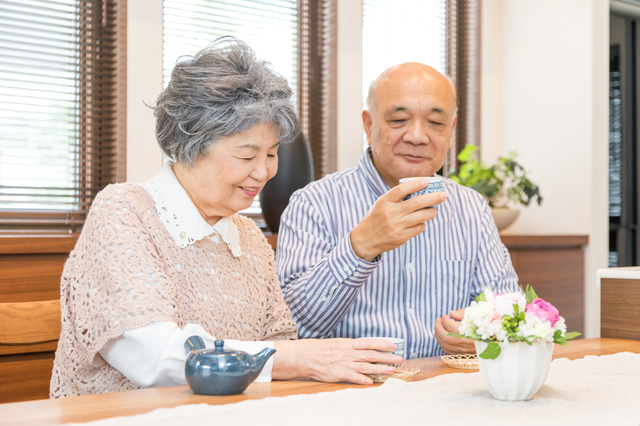 お茶を飲む老夫婦