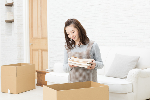 仕分け中の女性