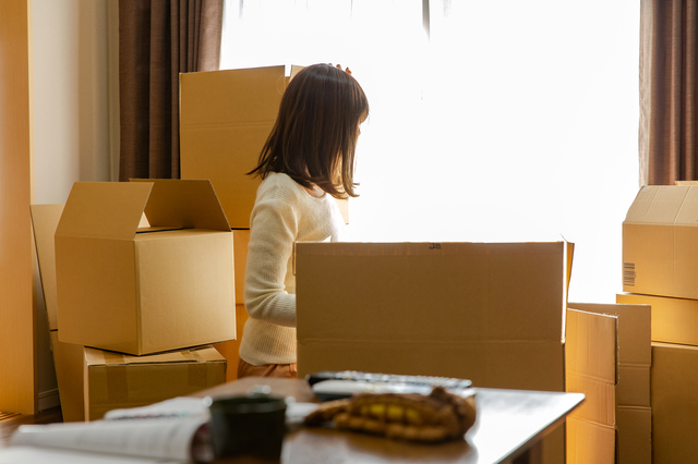 遺品整理をする女性
