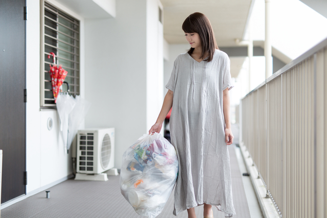 ゴミ捨てする女性