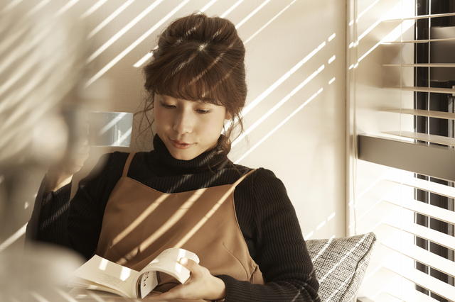 読書する女性