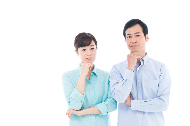 悩む夫婦
