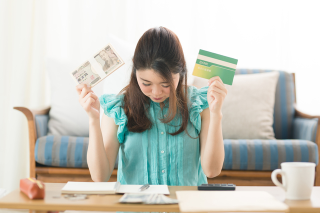 お金がなくて困る女性