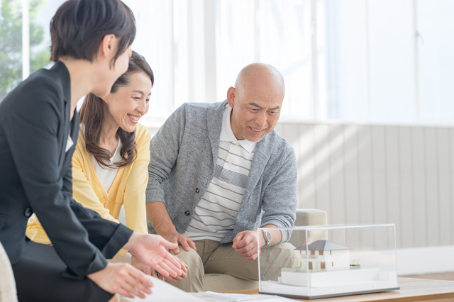 不動産屋と相談する男性