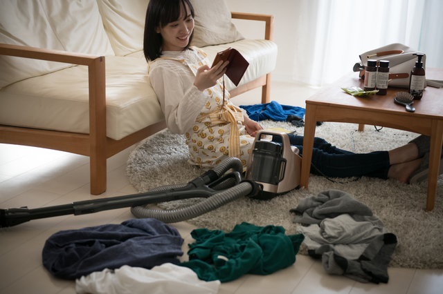 掃除をさぼる主婦