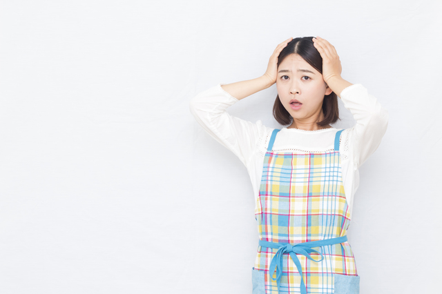 頭を抱える主婦