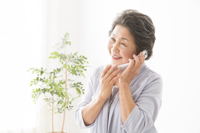 シニア女性の電話