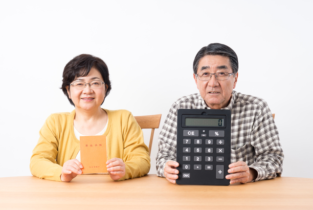 電卓を持つ夫婦