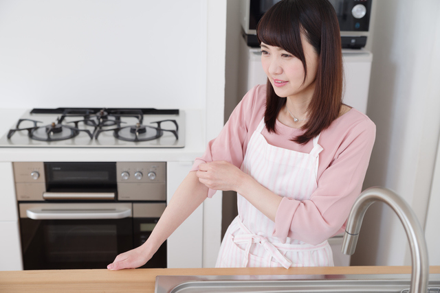 腕まくりする主婦